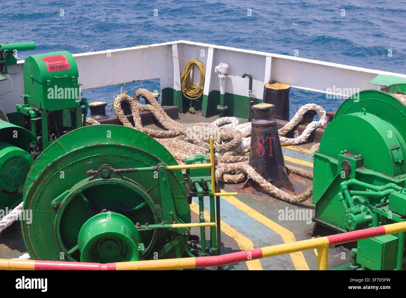 Équipement d'amarrage, treuils et cordages lourds sur le pont d'une ferry de passagers près du port de Merak, Banten, Indonésie, le 20 décembre 2024. Banque D'Images