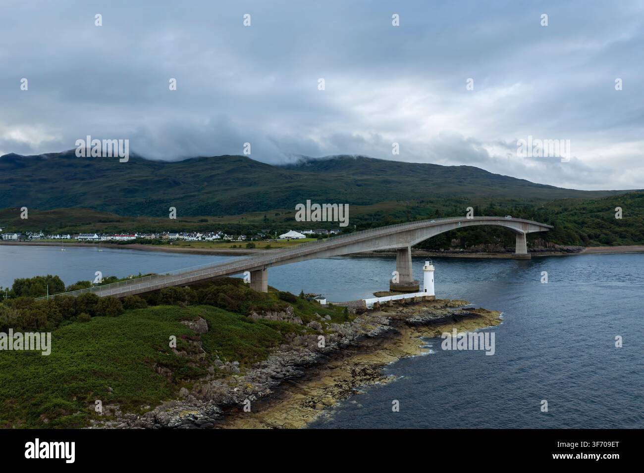 Vue aérienne par drone du pont de Skye reliant Kyle of Lochalsh à l'île de Skye, en Écosse, au-dessus des eaux côtières pittoresques Banque D'Images