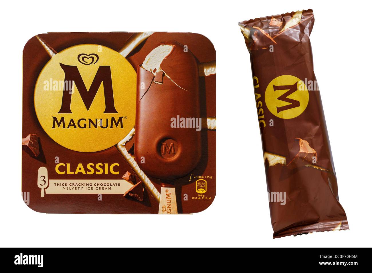Boîte de 3 glaces Magnum Classic avec une glace retirée, isolée sur fond blanc - UK Banque D'Images