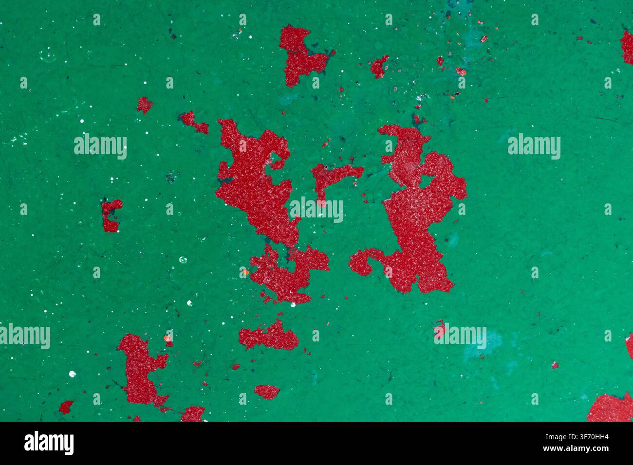 Collection de textures abstraites avec des éclaboussures et des marques de peinture blanche et rouge sur une surface industrielle verte usée, sans personnes Banque D'Images