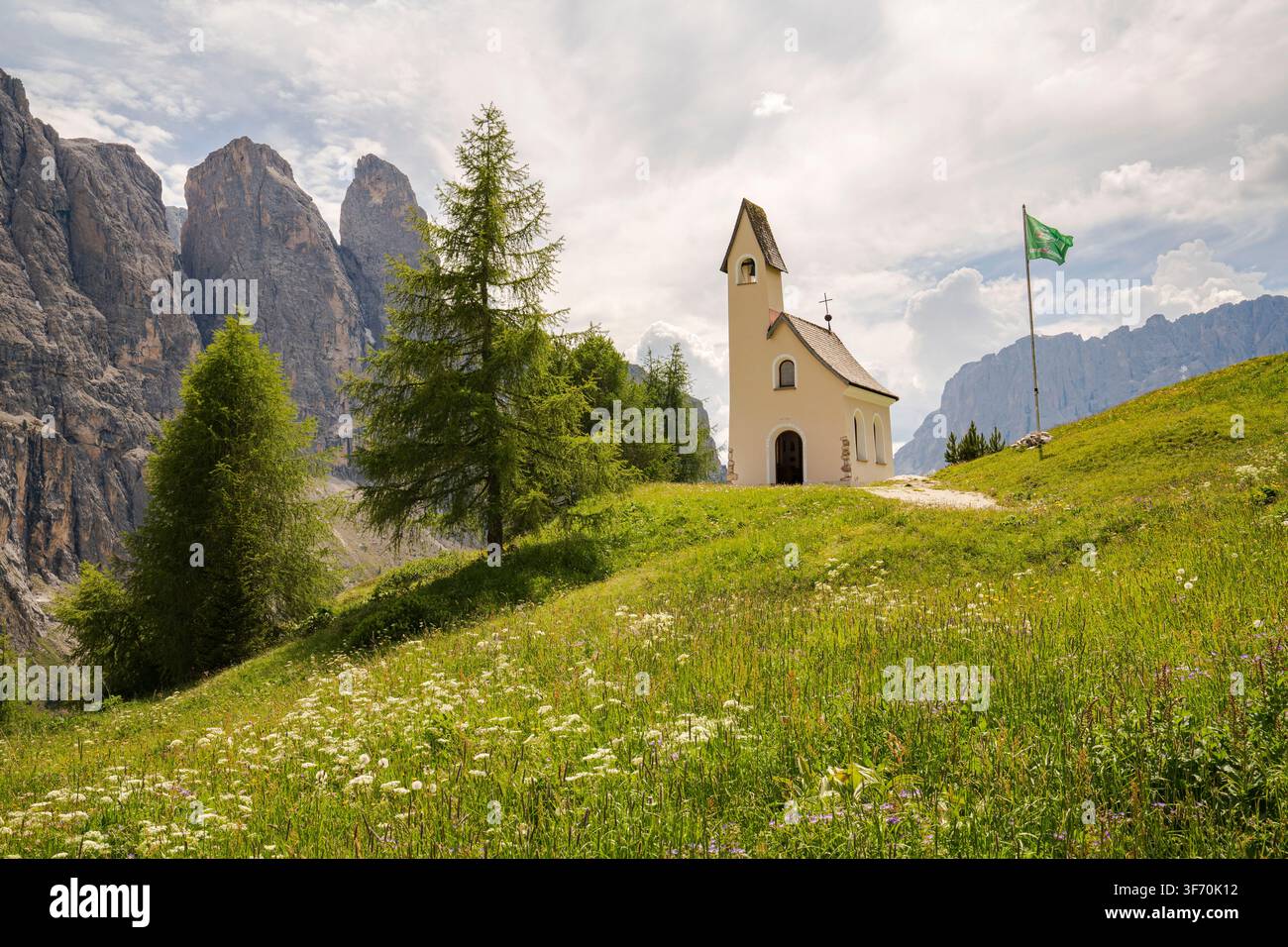 Chapelle de San Maurizio, Col de Gardena, Selva di Val Gardena, Italie. Une église entourée de fleurs du printemps et de l'été. Banque D'Images