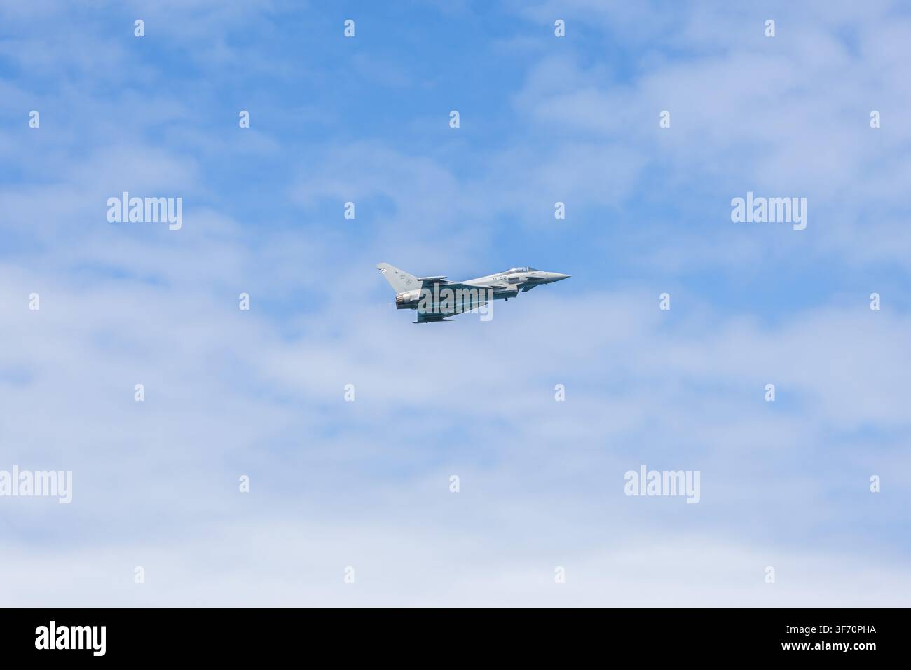 Avion de chasse Eurofighter Typhoon de l'armée de l'air espagnole volant dans un ciel bleu nuageux Banque D'Images