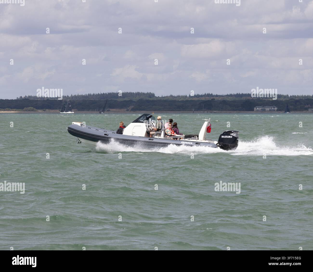 Un bateau gonflable rigide (RIB) BRIG Eagle propulsé par un moteur hors-bord Suzuki à quatre temps voyageant à grande vitesse dans le Solent Banque D'Images