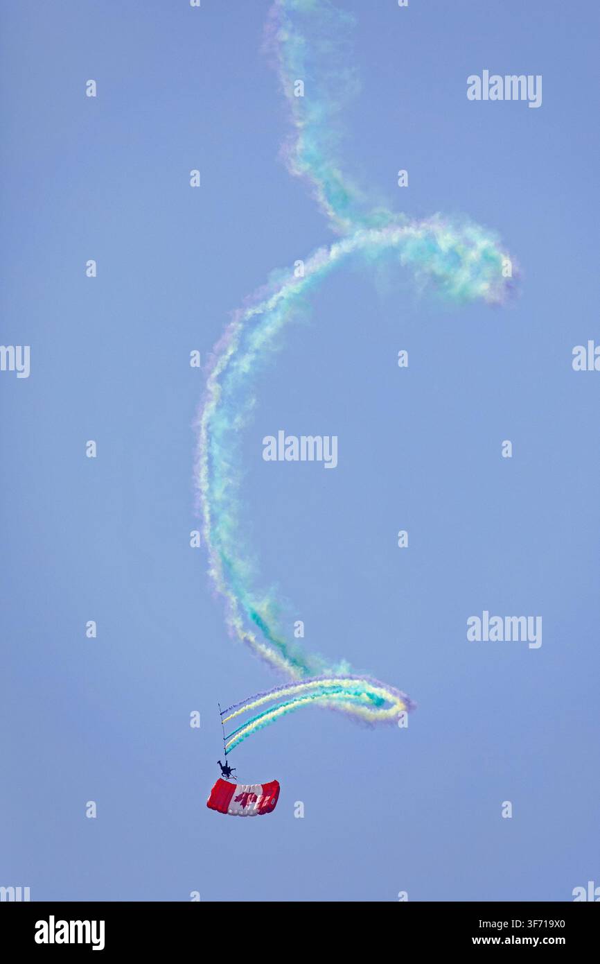Membre de l'équipe de parachutisme SkyHawks des Forces armées canadiennes effectuant un saut appelé le Candy Cane, une manœuvre à haute accélération laissant une traînée de fumée. Red Deer Airshow, Canada Banque D'Images