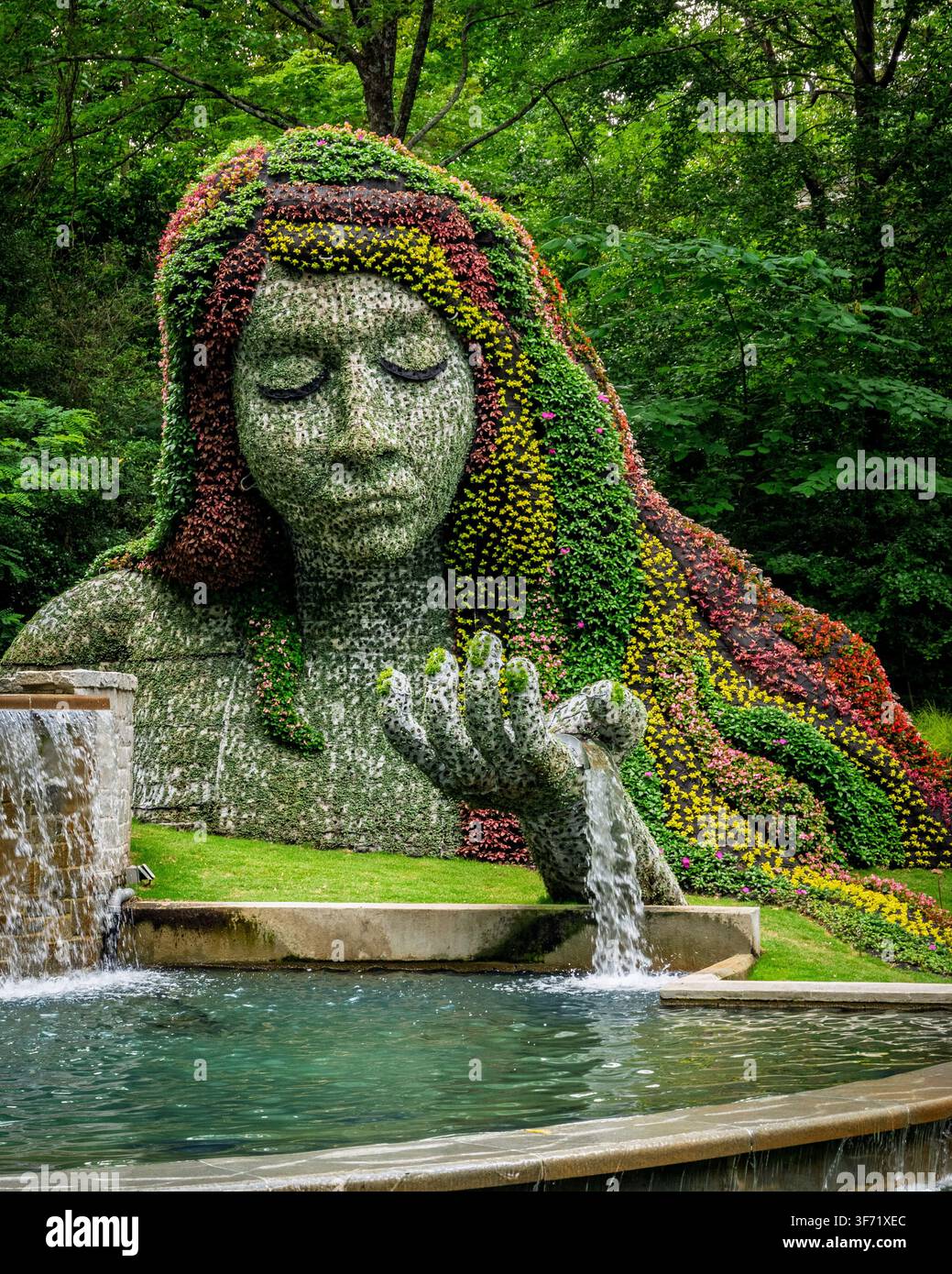Atlanta, Géorgie - Mai 2026 : La sculpture topiaire de la Déesse de la Terre, fabriquée à partir de milliers de plantes à fleurs, repose au Atlanta Botanical Ga Banque D'Images