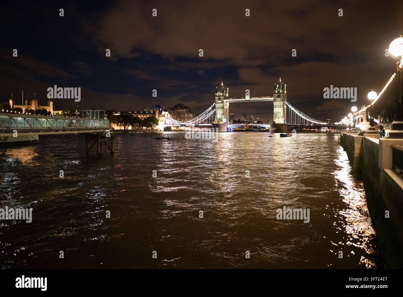 Une vue nocturne du Tower Bridge illuminé de Londres et de la Tamise, avec la Tour historique de Londres visible sur la gauche. Banque D'Images