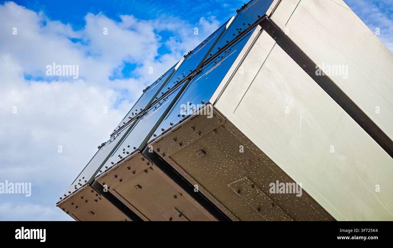 Système de défense aérienne NASAMS déployé lors d'un exercice militaire, lanceur de missiles sol-air moderne et équipement radar, défense aérienne européenne Banque D'Images