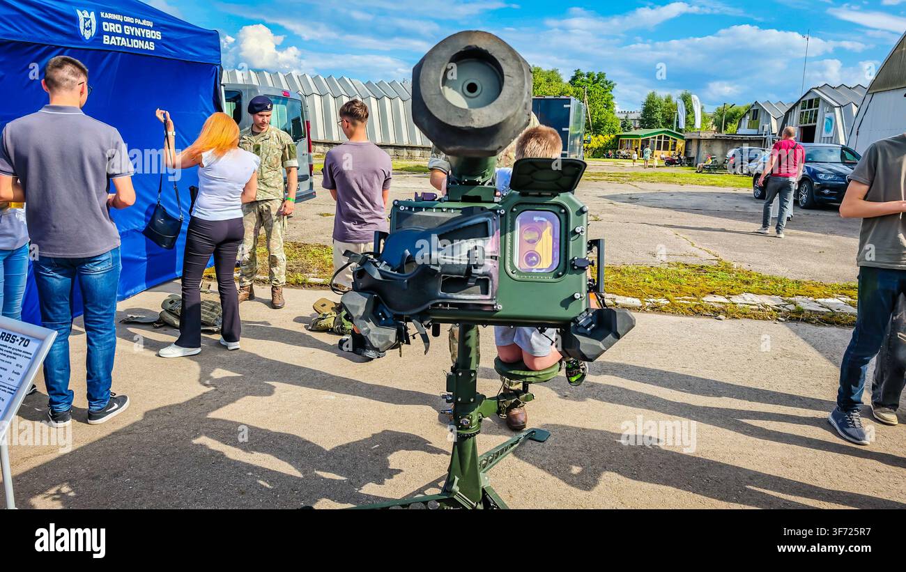 07 24 2026 - Kaunas, Lituanie. Système de missile sol-air RBS 70 exposé aux visiteurs lors d'une exposition militaire, arme de défense aérienne suédoise Banque D'Images