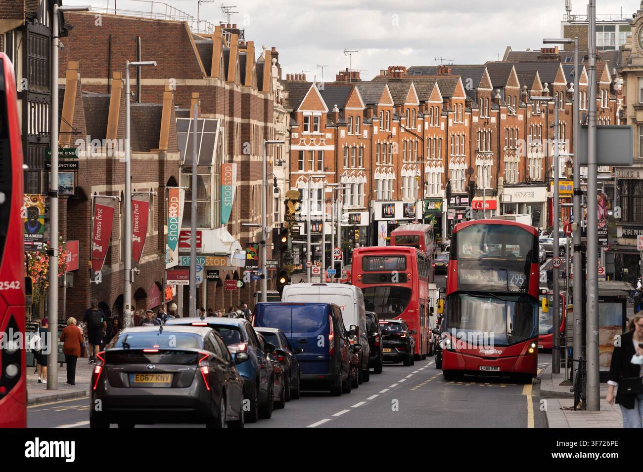 Les navetteurs et les bus négocient la circulation sur St John’s Hill à l’extérieur de la gare de Clapham Junction pendant une heure de pointe typique à Londres. Banque D'Images