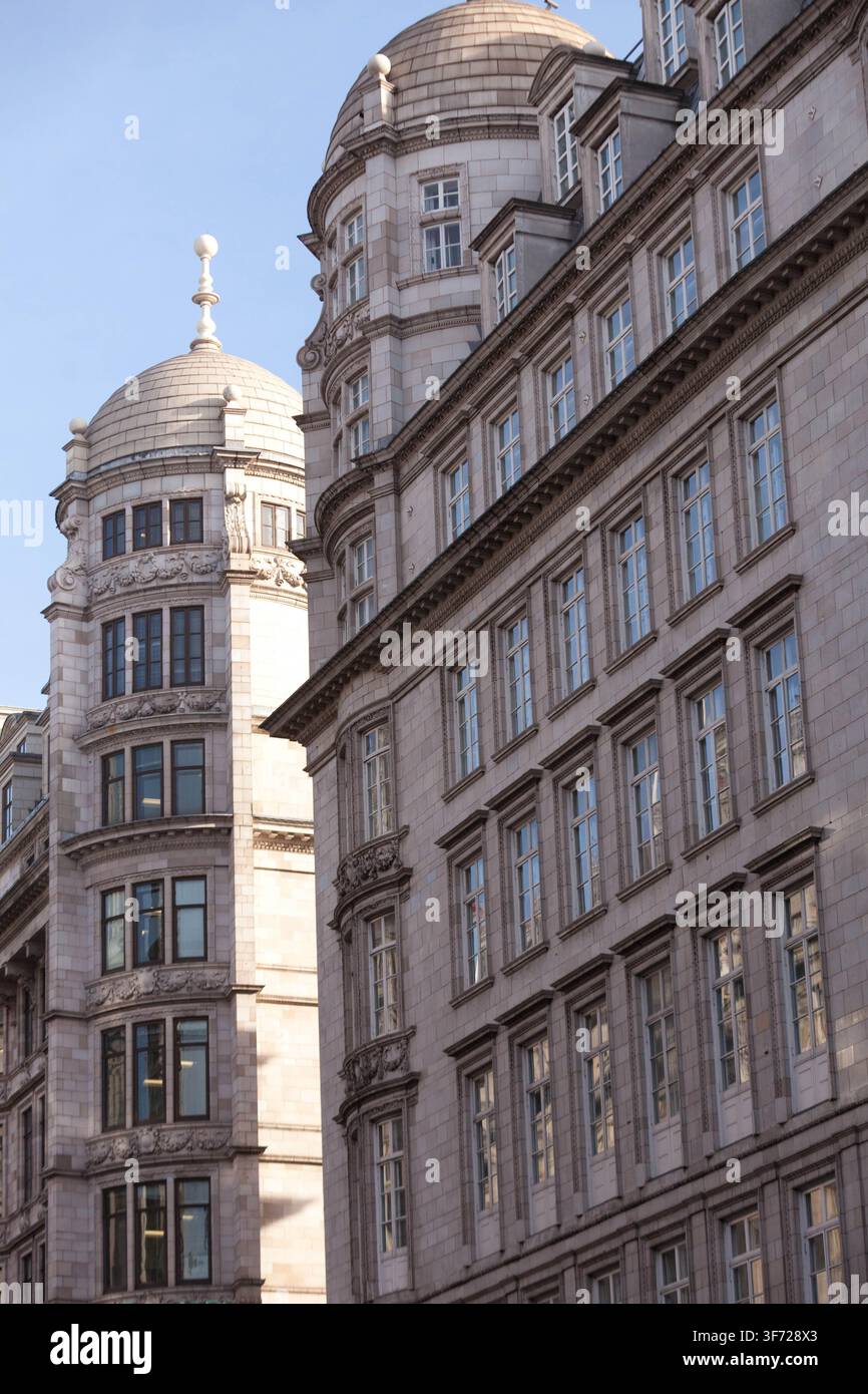 Les dômes et la façade historiques et ornés du Savoy Hotel, un monument de luxe de premier plan sur The Strand à Westminster, Londres. Banque D'Images