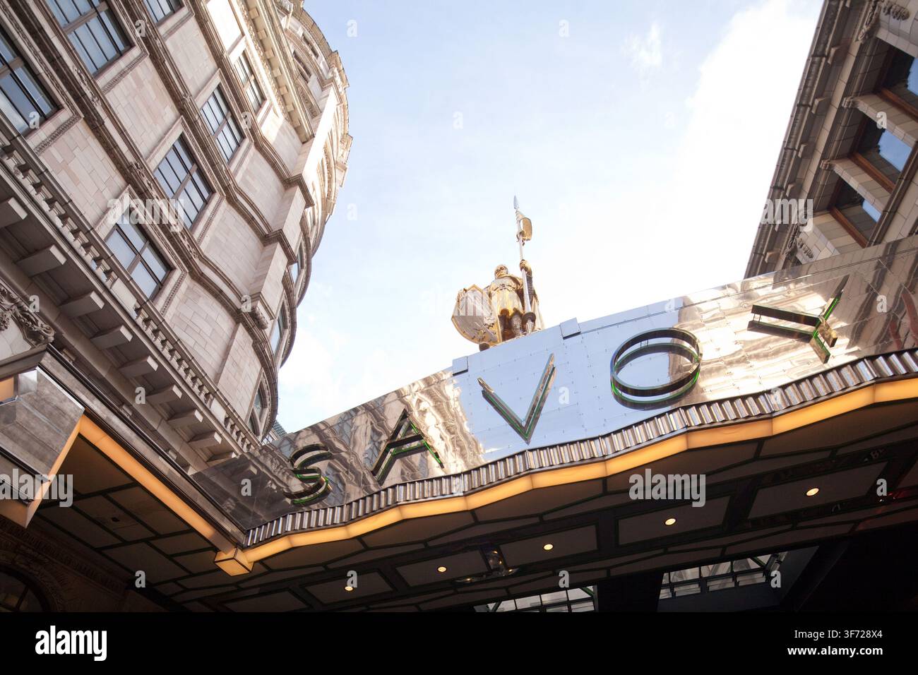 La statue dorée du comte Pierre de Savoie au-dessus de l'entrée emblématique Art Déco du Savoy Hotel sur The Strand, Westminster, Londres. Banque D'Images
