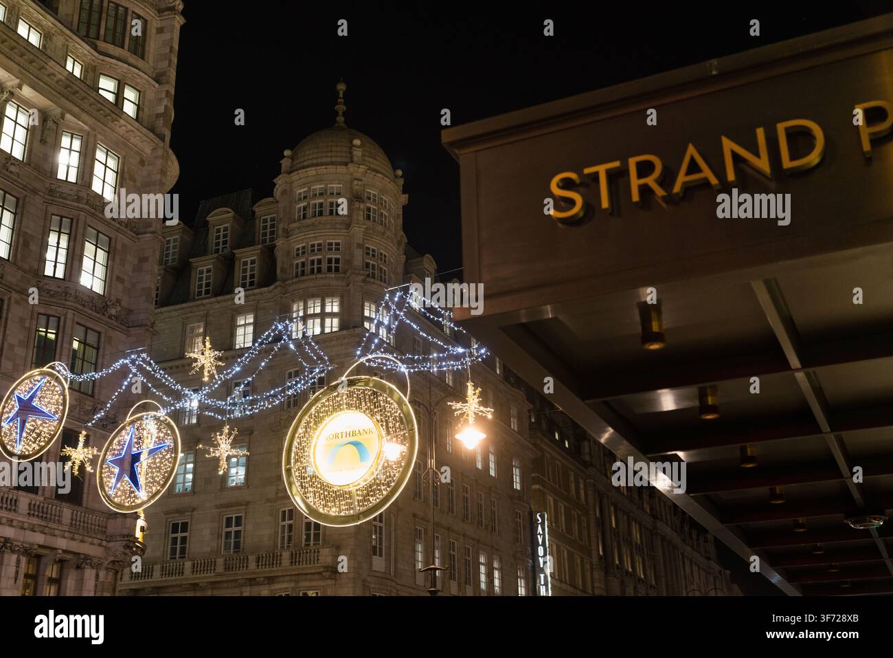 Les lumières de Noël illuminent le quartier de Strand à Londres, mettant en vedette l'emblématique Savoy Hotel et le Strand Palace Hotel pendant la saison festive. Banque D'Images