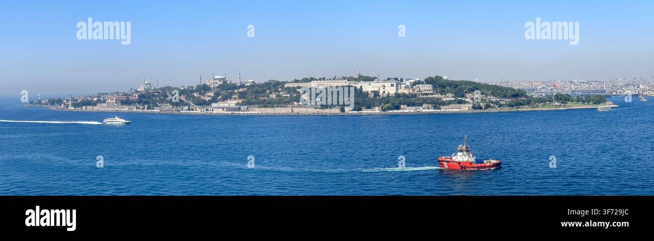 Tour de la Vierge sur son îlot dans le Bosphore avec un bateau passant à Istanbul, Türkiye. Banque D'Images