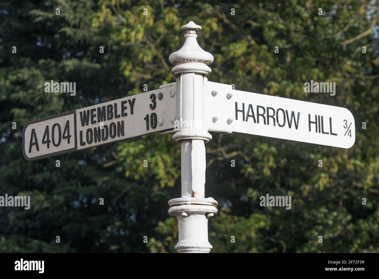 Un panneau indicateur classique A404 guide les voyageurs vers le Harrow-on-the-Hill historique, Wembley et Londres, marquant les itinéraires du nord-ouest de Londres. Banque D'Images