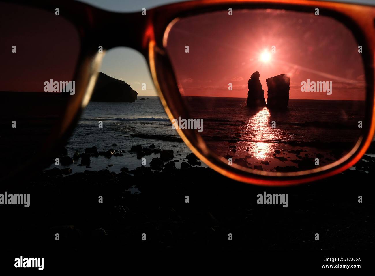 Îlots de Mosteiros vus à travers des lunettes de soleil, panorama artistique et époustouflant au coucher du soleil, lumière rosée, São Miguel, Açores Banque D'Images