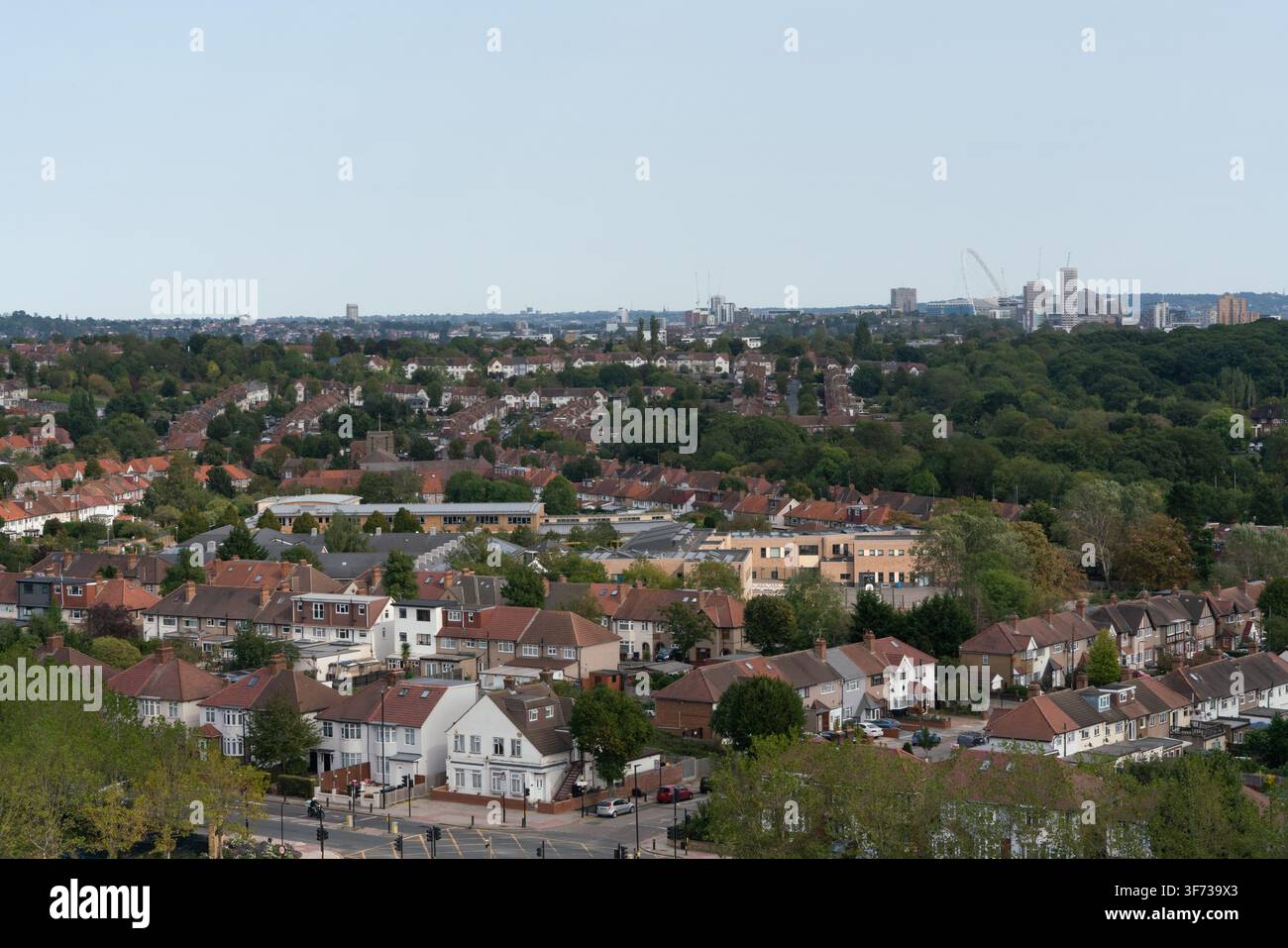 Une vue panoramique depuis Sudbury Hill, Greenford, surplombant les maisons de banlieue avec l'emblématique stade de Wembley visible à l'horizon. Banque D'Images