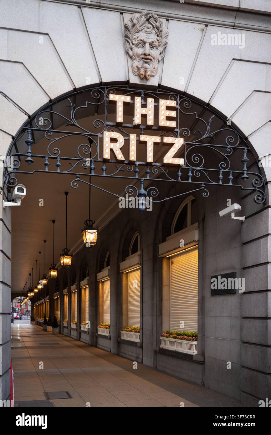 Le Ritz historique de Londres sur Piccadilly reste calme avec les volets fermés, marquant la fermeture temporaire du monument de luxe. Banque D'Images