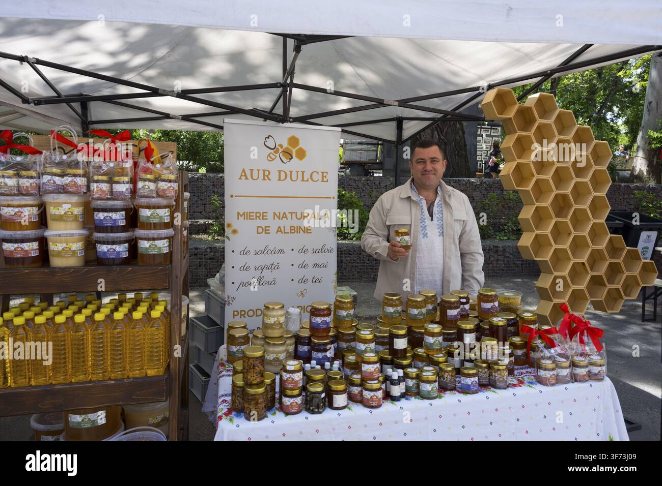 Un stand avec divers types de miel à un marché en plein air, festival folklorique, Chisinau, Chisinau, Chisinau, République de Moldovie, Moldavie, Europe de l'Est Banque D'Images