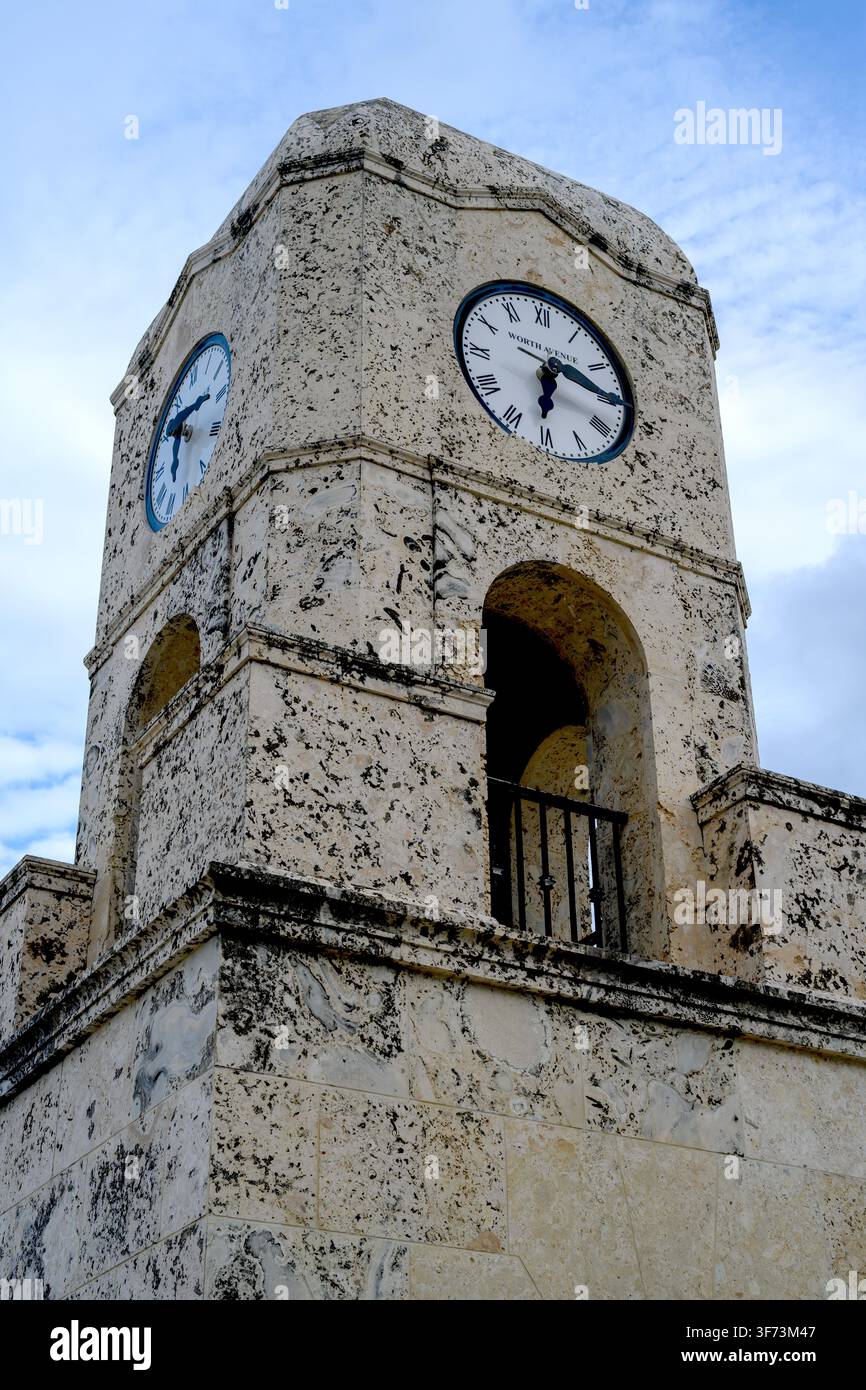 Palm Beach, FL, USA. 4 AOÛT 2026. Une vue de l'horloge de Worth Avenue surplombant l'océan Atlantique à l'extrémité est de Worth Avenue. La Worth Avenue Association promeut l'événement estival « Wednesdays on Worth » jusqu'au 12 août 2026, offrant des promotions commerciales, des rabais en milieu de semaine, des rafraîchissements gratuits et des expériences exclusives proposées par les boutiques et restaurants participants. Banque D'Images