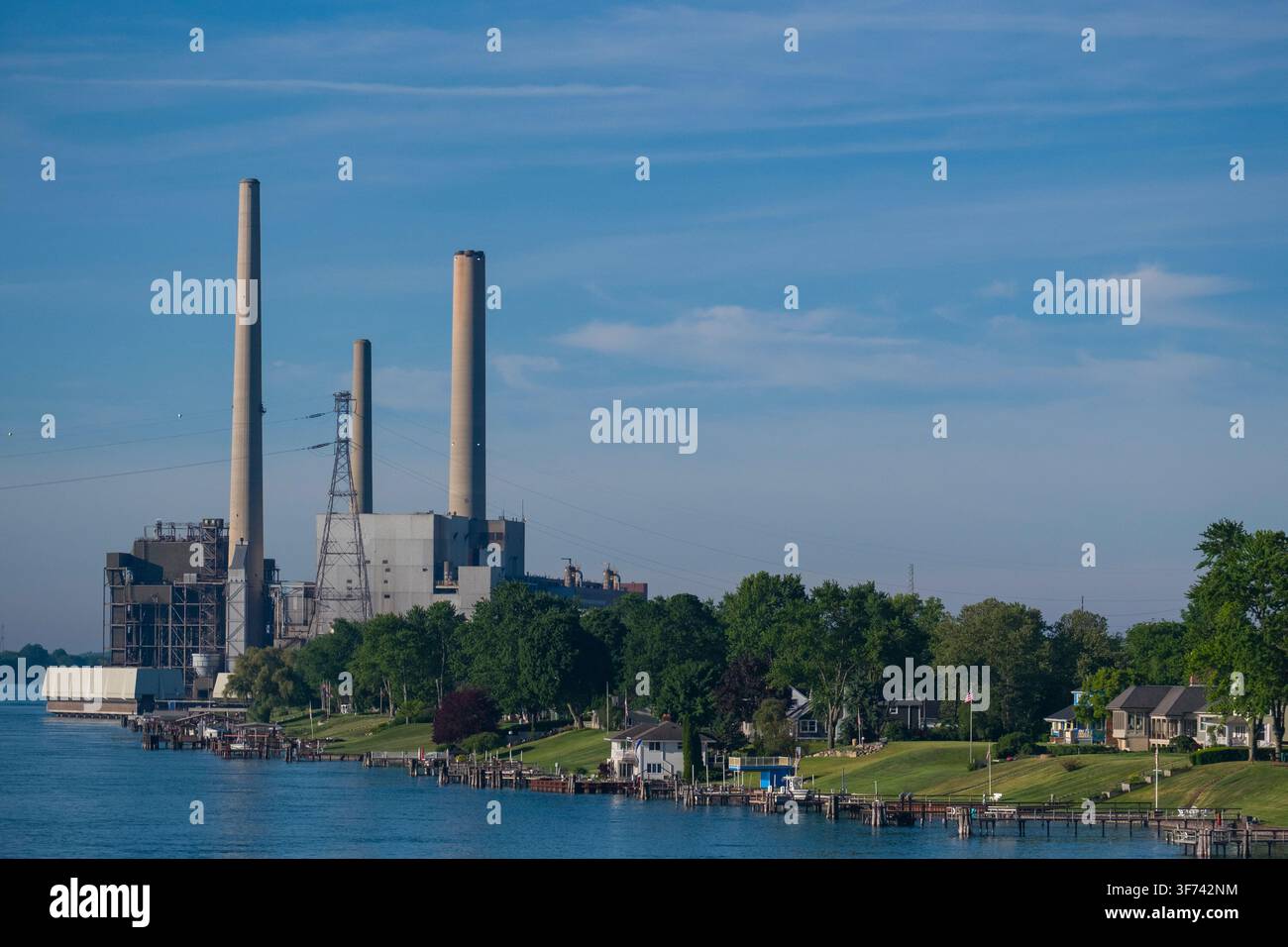 Capturée le long de la rivière St. Clair au Michigan, cette vue met en valeur la centrale électrique DTE Energy - St. Clair. Les cheminées imposantes de l'usine et son étendue Banque D'Images