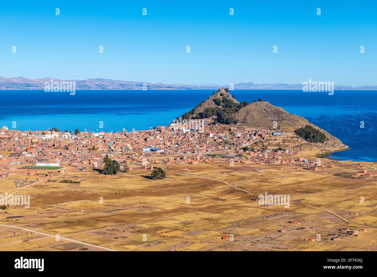 Paysage urbain de Copacabana et lac Titicaca, Bolivie. Banque D'Images