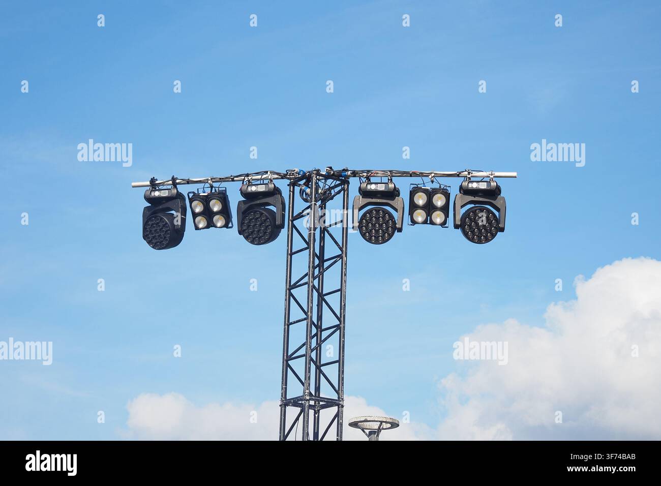 Les lumières de scène sont installées pour un événement en plein air dans le ciel Banque D'Images