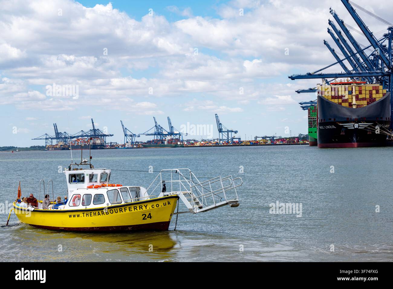 Le ferry portuaire arrivant à Felixstowe depuis Harwich Banque D'Images