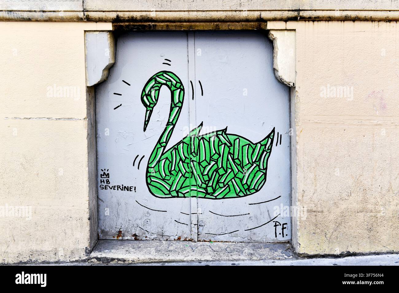 une fresque d'art de rue verte représentant un cygne peint sur une porte utilitaire en métal à Montmartre - Paris - France Banque D'Images