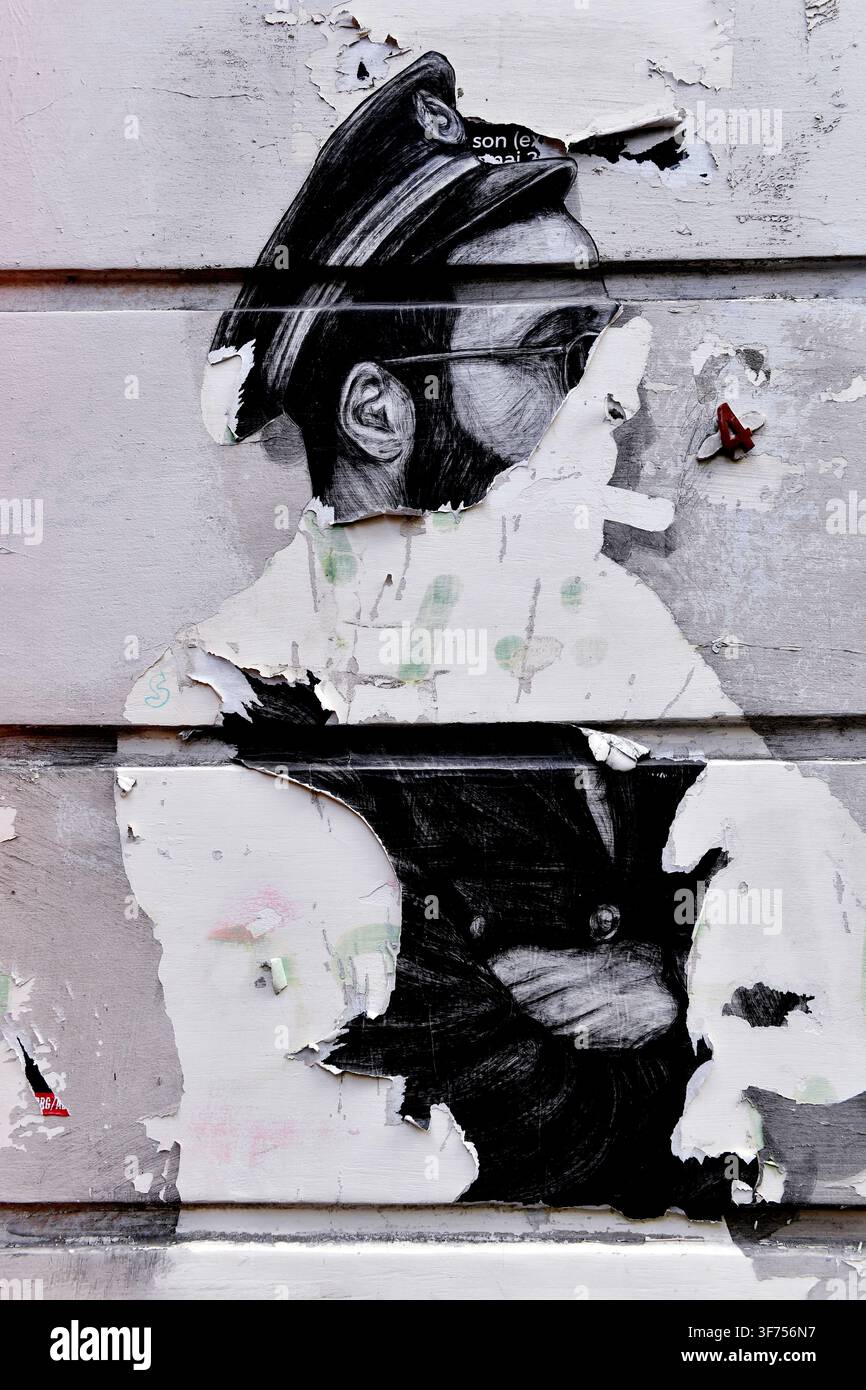 Une œuvre d'art de rue en papier déchiré à Montmartre, Paris représentant une figure avec une casquette plate et des lunettes - Paris - France Banque D'Images