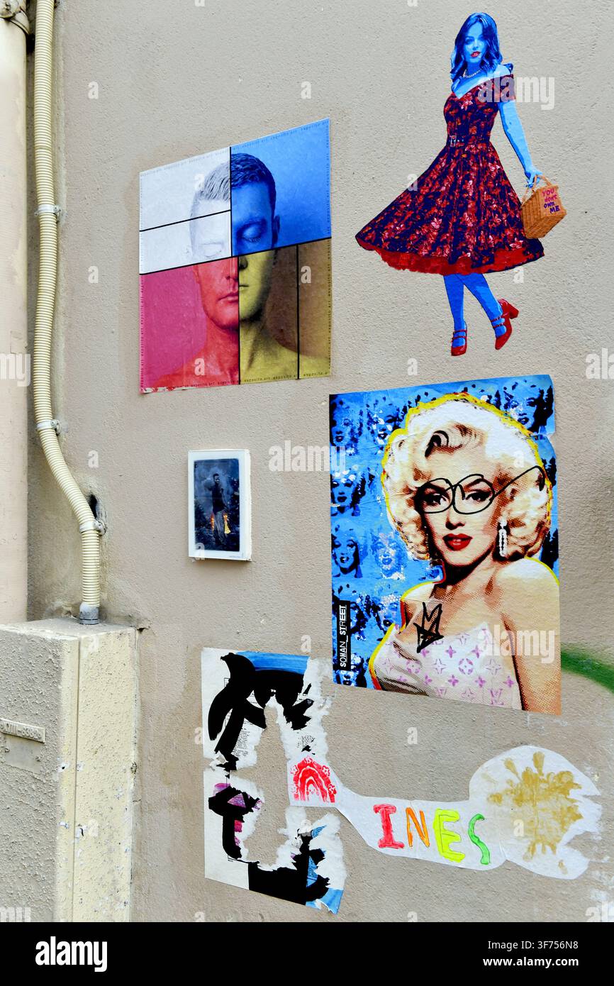 Paste-ups et pochoirs d'art de rue colorés fixés à un mur urbain texturé à Montmartre - Paris - France Banque D'Images
