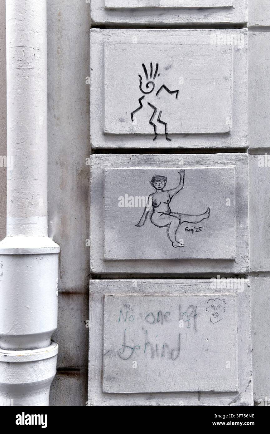Pièces d'art de rue minimaliste esquissées sur la maçonnerie d'une façade de bâtiment - Montmartre - Paris - France Banque D'Images