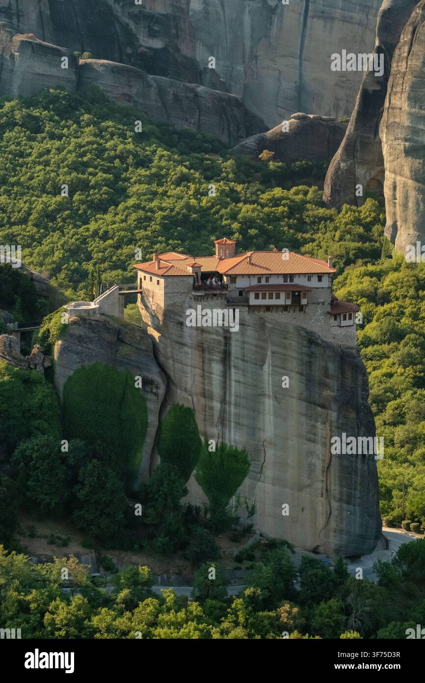 Vue aérienne du monastère de Rousanou à l'heure d'Or, Météores, Grèce Banque D'Images