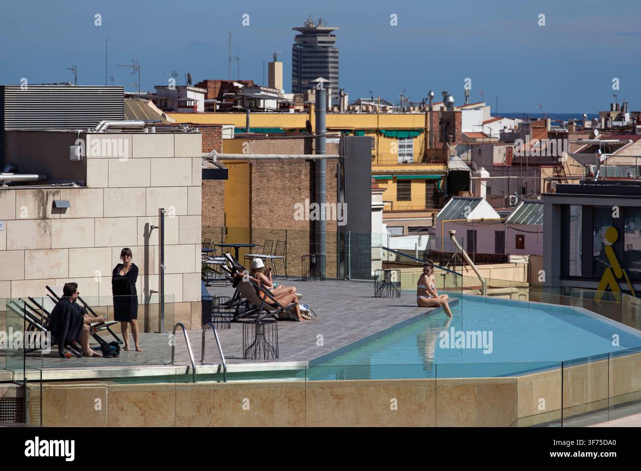 Barcelone, Espagne. Piscine sur le toit d'un hôtel avec vue sur la ville, offrant un cadre de loisirs et de tourisme dans le paysage urbain. Banque D'Images