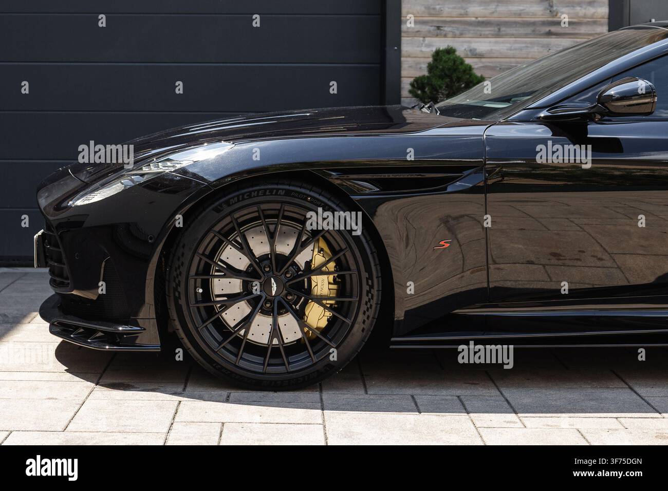 Ljubljana, Slovénie - 25 juin 2026 : L'Aston Martin DB12 S est exposé, mettant en valeur ses fonctionnalités et détails haut de gamme. Banque D'Images