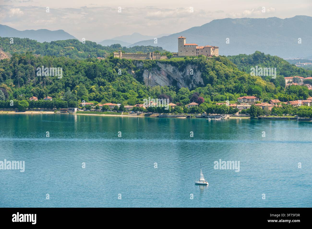 Vue aérienne de la vieille ville d'Arona sur le lac Majeur avec toits en terre cuite et clocher d'église, Piémont, Italie Banque D'Images