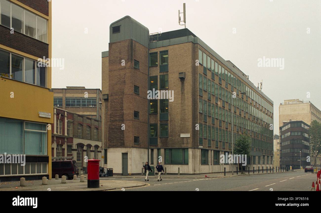 Les piétons déambulent dans Southwark Street, à Londres, en 2001, passant devant l'immeuble de bureaux en brique au coin de Great Guildford Street. Banque D'Images
