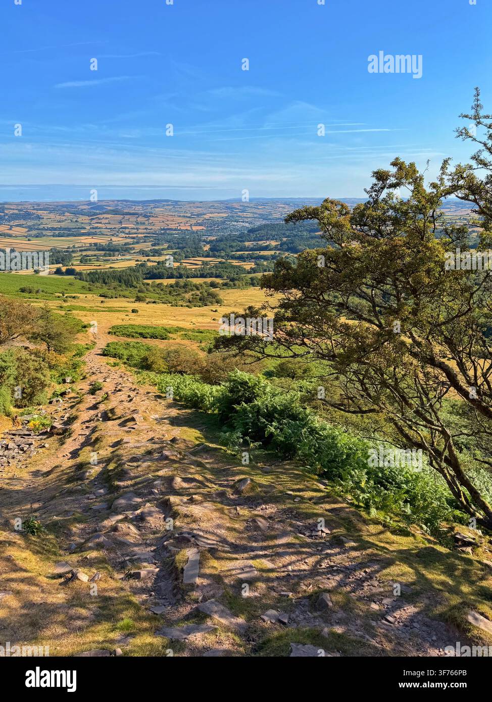 Vue vers le bas de Cefn Cwm Llwch en direction de la ville de Brecon, randonnée de Cwm Gwdi à Pen y Fan, Bannau Brycheiniog, Brecon Beacons, Pays de Galles, Royaume-Uni. - Image de stock capturée avec un smartphone