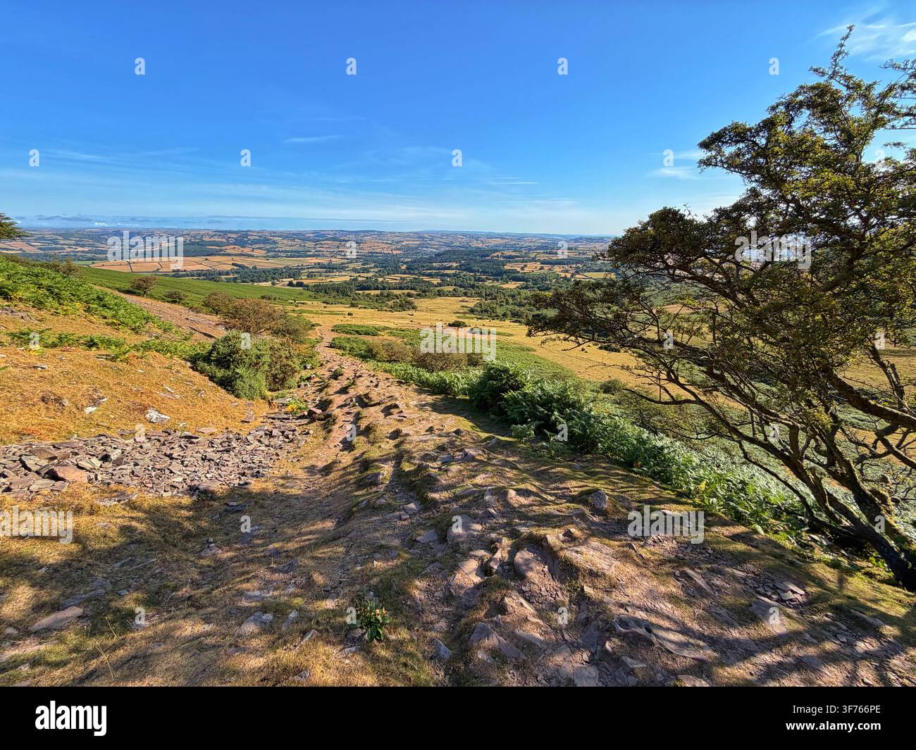 Vue vers le bas de Cefn Cwm Llwch en direction de la ville de Brecon, randonnée de Cwm Gwdi à Pen y Fan, Bannau Brycheiniog, Brecon Beacons, Pays de Galles, Royaume-Uni. - Image de stock capturée avec un smartphone