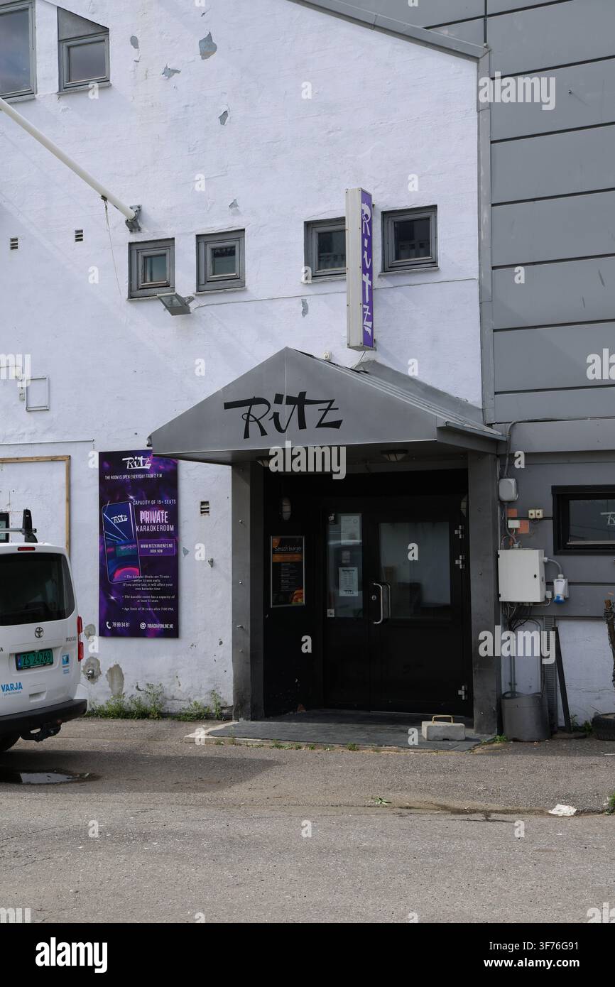 Ritz à Kirkenes, montrant l'extérieur du bâtiment et l'environnement urbain environnant. Banque D'Images