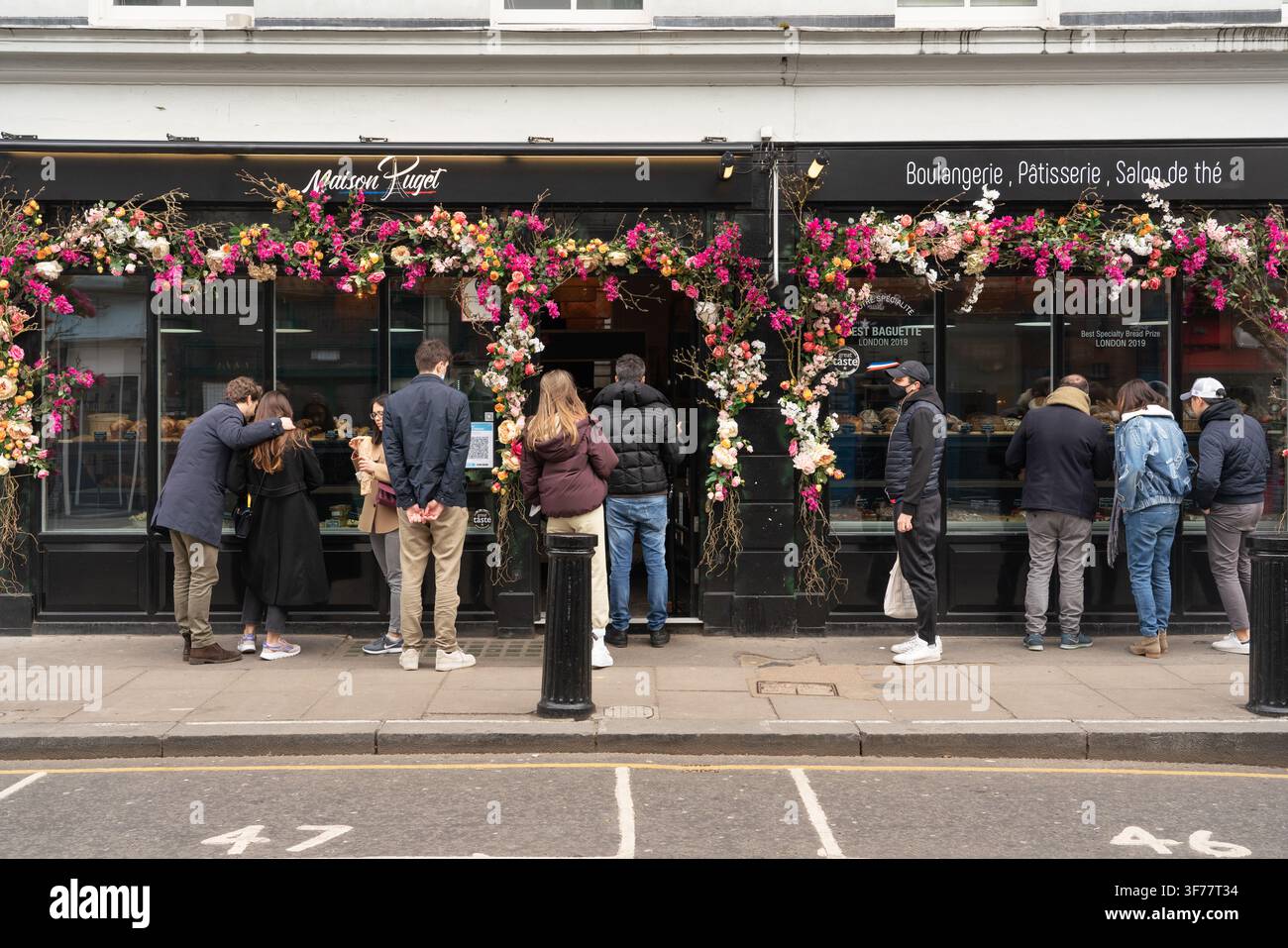 Les clients font la queue chez Maison Puget, une boulangerie populaire sur Portobello Road à Notting Hill, pour acheter des pâtisseries françaises artisanales. Banque D'Images