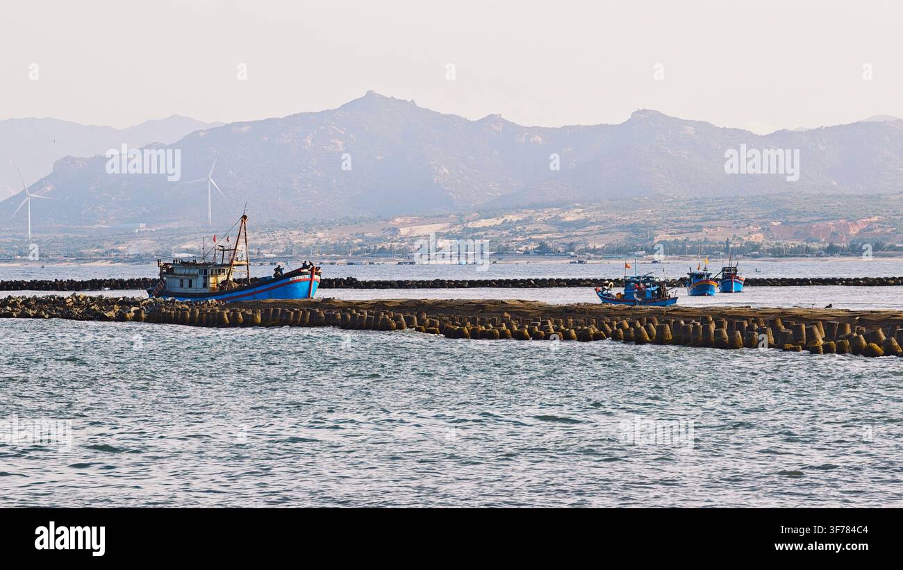 Le bateau retourne au quai - Image de stock capturée avec un smartphone