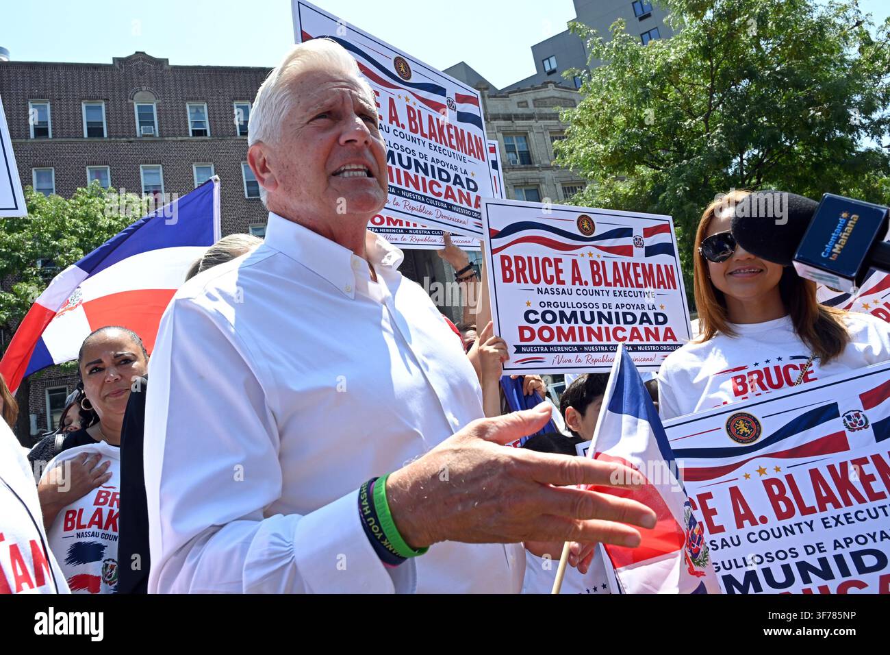 26 juin 2026  Bruce A. Blakeman, exécutif du comté de Nassau, candidat au poste de gouverneur de l'État de New York, lors du 37e défilé dominicain du Bronx le long du Grand Concourse. Banque D'Images