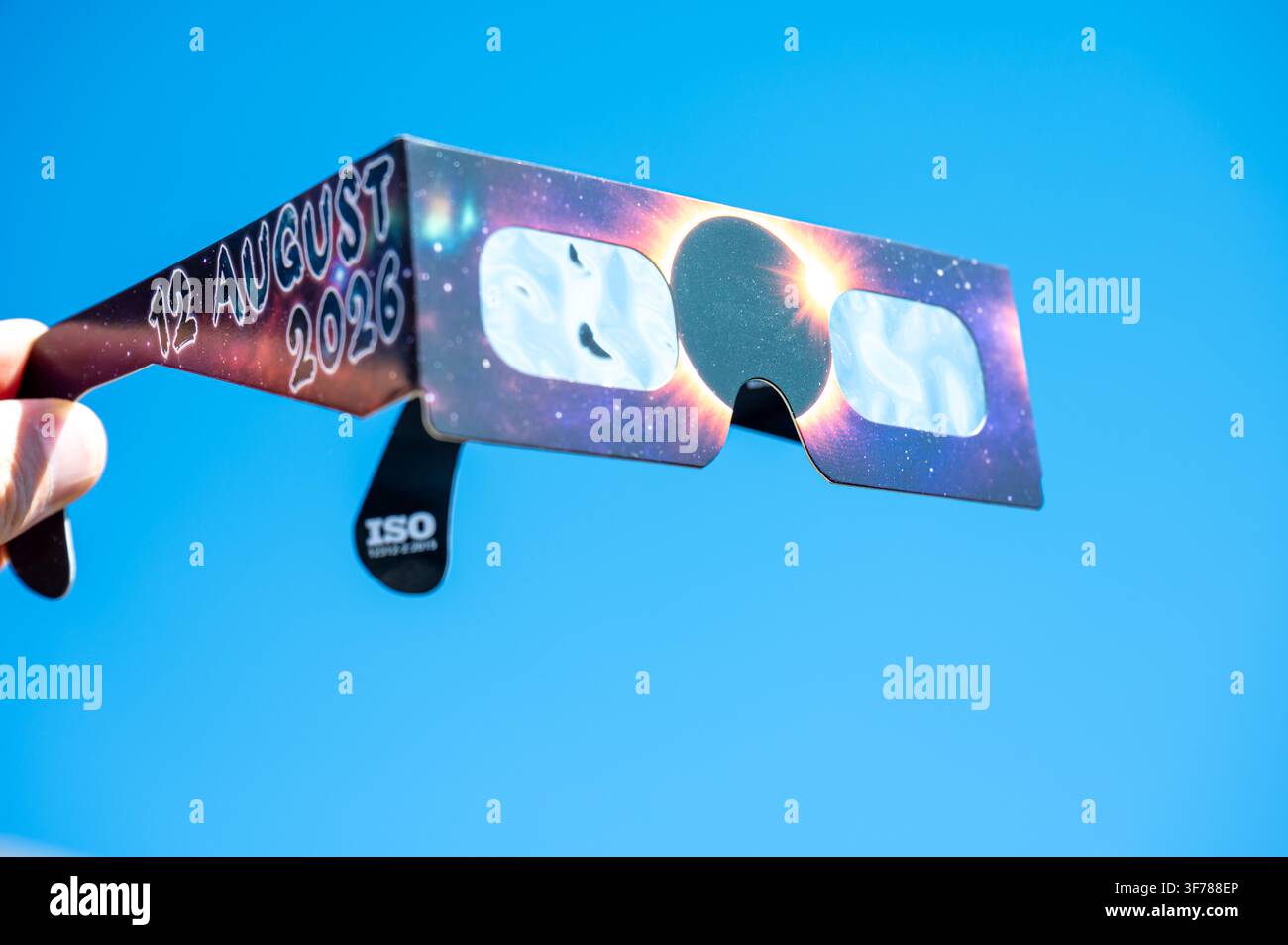Lunettes de protection pour éclipse solaire certifiées ISO à Jette, Bruxelles, avant l'éclipse solaire du 12 août 2026. Ce phénomène astronomique rare sera visible comme Banque D'Images