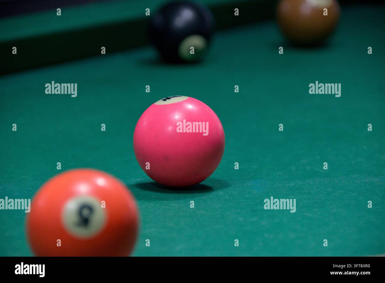 Boules de billard sur une table de billard. Banque D'Images