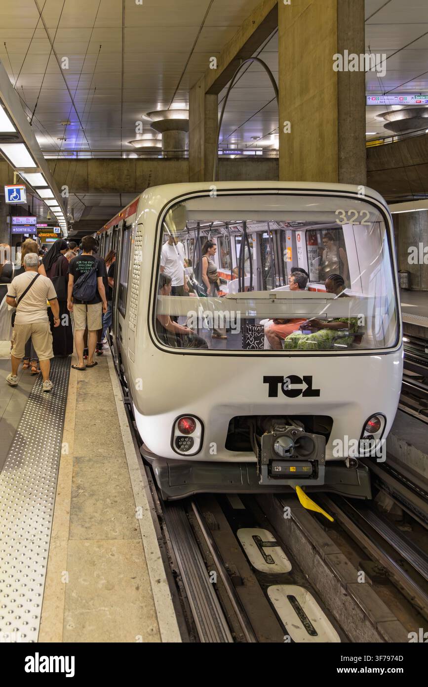 Lyon, France – 27 juillet 2026 : Gros plan frontal d’une rame de métro sans conducteur, la 322, avec des passagers montant sur le quai de la station de Lyon. Banque D'Images