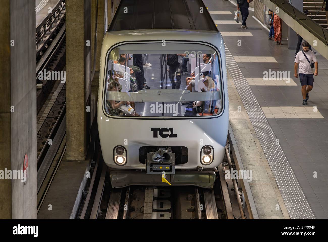 Lyon, France - 27 juillet 2026 : Un train de métro automatisé sans conducteur du réseau de transport public TCL sur le quai d'une station de métro à Lyon. Banque D'Images