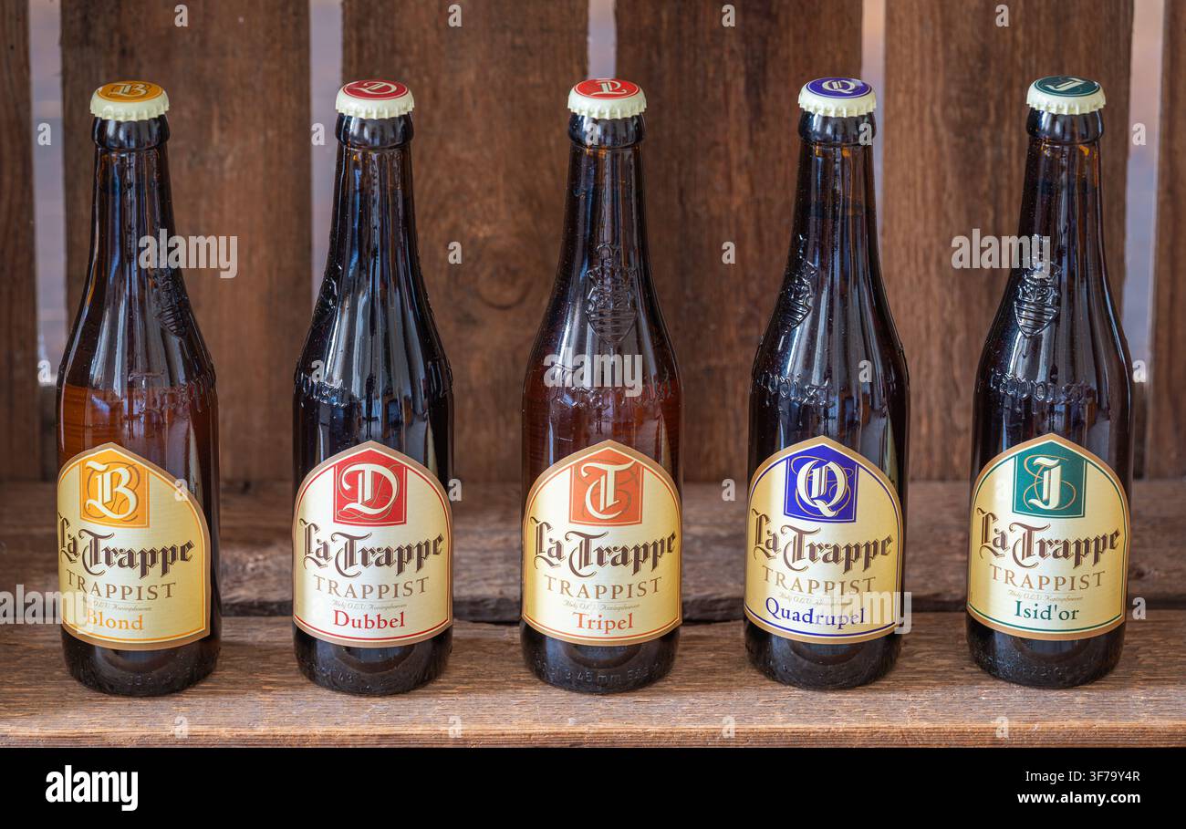 Ede, Pays-Bas, 27.07.2026, Cinq des bières La Trappe produites par la brasserie trappiste néerlandaise De Koningshoeven Banque D'Images