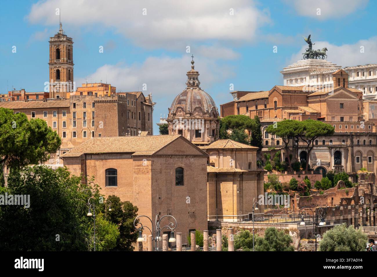 Vue sur le Forum romain depuis la colline du Palatin avec la Curia Julia – la maison du sénat dans la Rome antique – l'église Santi Luca et Martina, la cloche T Banque D'Images