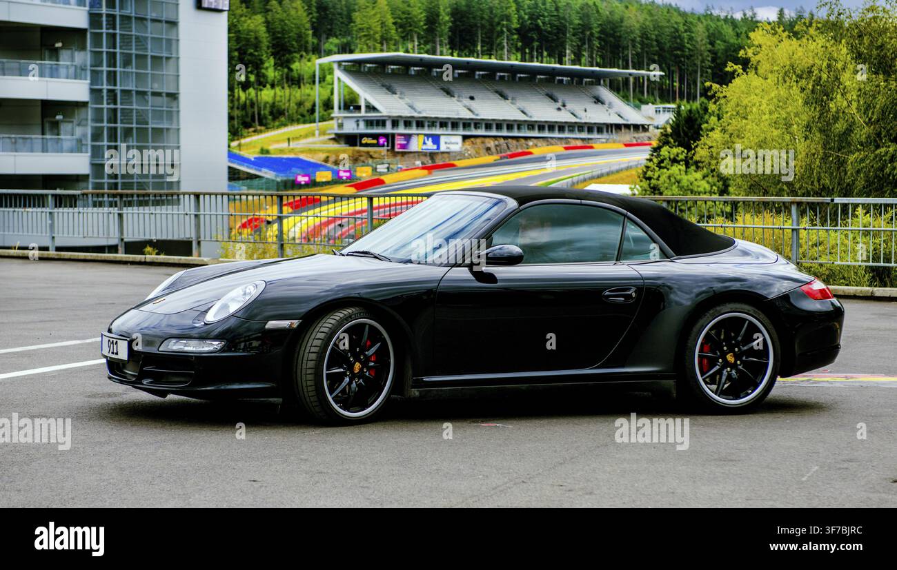Voiture de collection sportive Porsche 911 997 I Carrera 4s voiture de sport avec traction permanente sur le terrain de la piste de course FIA F1 WEC Motorsport Circuit de Banque D'Images