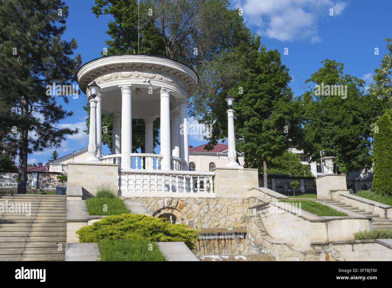 Pavillon blanc classique avec piliers dans un jardin vert bien entretenu, parc Valea Morilor, lac Valea Morilor, lac Muehlental, Chisinau, Chisinau, Chisina Banque D'Images